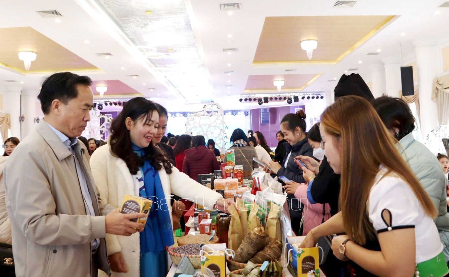 Nhiều sản phẩm đặc sản địa phương và OCOP do hội viên, phụ nữ trong tỉnh sản xuất được trưng bày tại Ngày hội phụ nữ khởi nghiệp sáng tạo năm 2022.